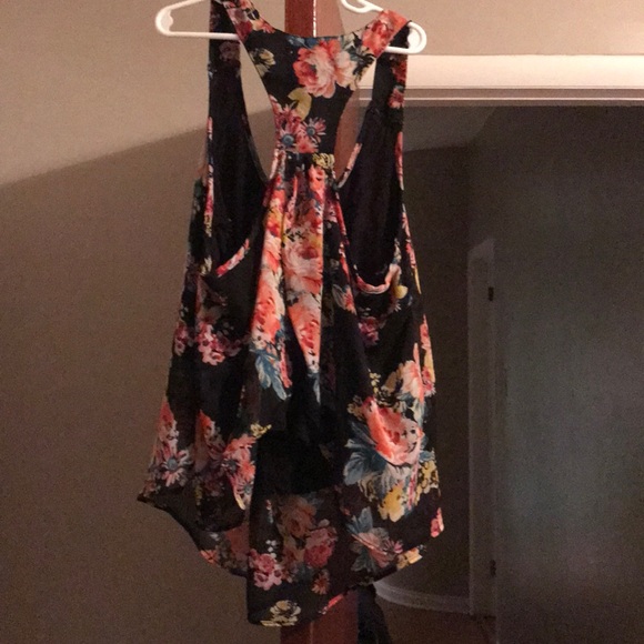 Black floral pattern tank - Picture 2 of 3